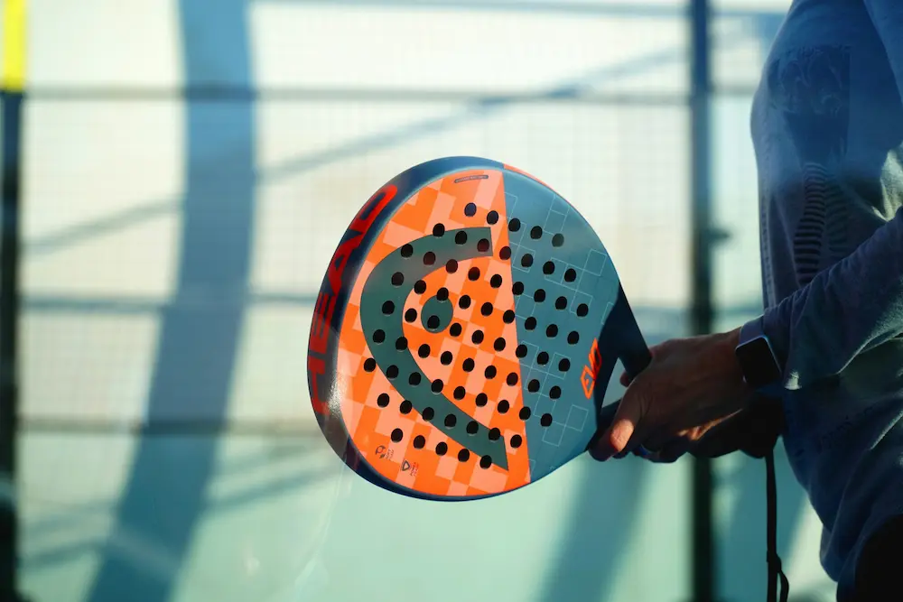 Joueurs de padel sur un terrain en France