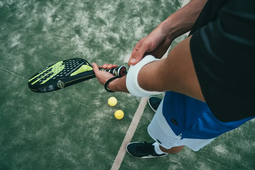Joueur de padel tenant une raquette
